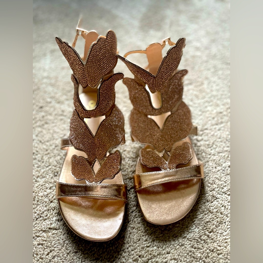Sequins leaf butterfly styled flat sandal. Color is more rose gold